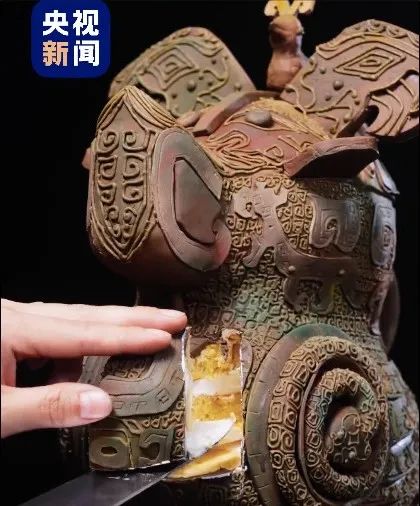 金惠配资 甜品师复刻“妇好鸮尊”，自己都舍不得“切”